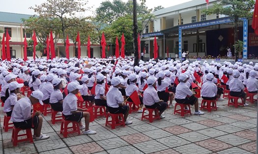 Các em học sinh Trường Tiểu học và THCH Đậu Liêu (thị xã Hồng Lĩnh, Hà Tĩnh) dự lễ khai giảng năm học 2022 - 2023. Ảnh: Trần Tuấn.