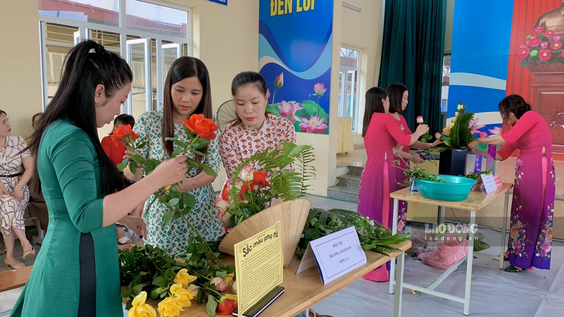Tổ chức "Cắm hoa nghệ thuật" chào mừng Ngày Phụ nữ Việt Nam tại Hải Phòng. Ảnh: TH.