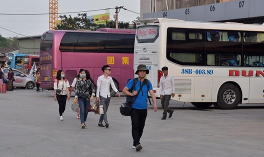Hoạt động vận tải tại bến xe Nước Ngầm, Hà Nội. Ảnh: Công Hùng