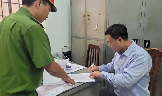 Cơ quan điều tra thi hành Lệnh bắt bị can để tạm giam đối với Nguyễn Văn Hồng. Ảnh: Hà Anh Chiến
