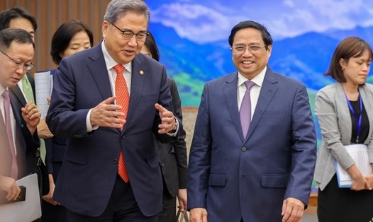 Thủ tướng Chính phủ Phạm Minh Chính tiếp Bộ trưởng Ngoại giao Hàn Quốc Park Jin. Ảnh: VGP