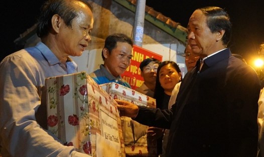 Phó Thủ tướng Lê Văn Thành tặng quà động viên các hộ dân bị thiệt hại do bị sạt lở ở xã Hải Lệ, thị xã Quảng Trị, tỉnh Quảng Trị. Ảnh: HT