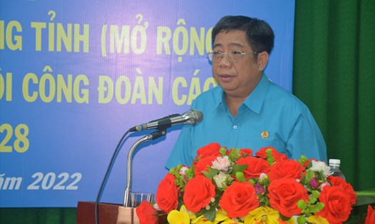 Đồng chí Nguyễn Thanh Sơn - Chủ tịch LĐLĐ tỉnh Sóc Trăng - phát biểu chỉ đạo hội nghị. Ảnh: Anh Khoa