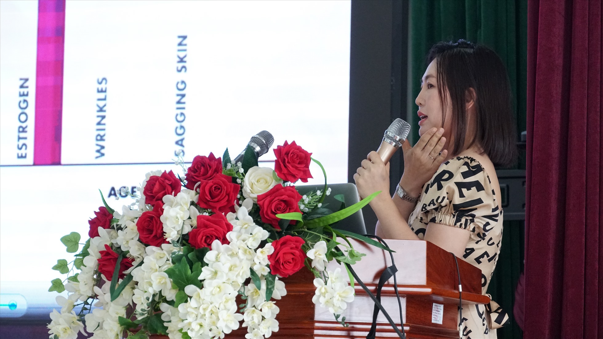 Chuyên gia hướng dẫn về cách chăm sóc da. Ảnh: Anh Khoa