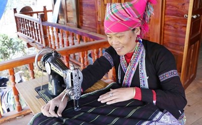 Phụ nữ dân tộc Lự ở xã Bản Hon (Tam Đường, Lai Châu) may trang phục dân tộc. Ảnh: TTXVN