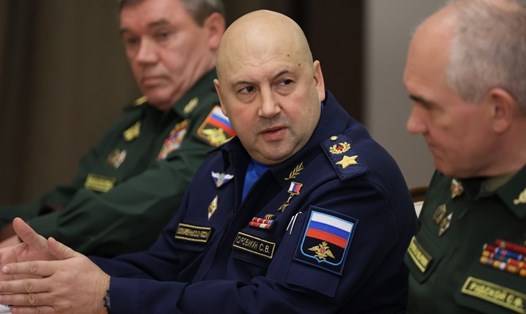Tướng Nga Sergey Surovikin (giữa). Ảnh: Sputnik