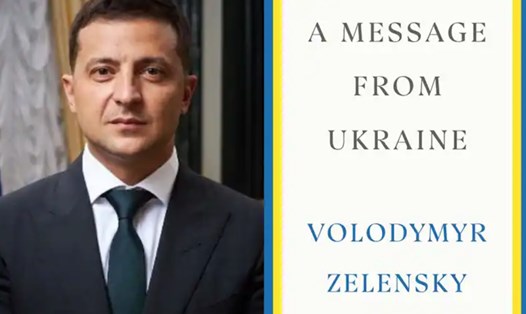 Tổng thống Ukraina Volodymyr Zelensky sắp ra mắt cuốn sách "Thông điệp từ Ukraina". Ảnh: Twitter & penguinrandomhouse.com