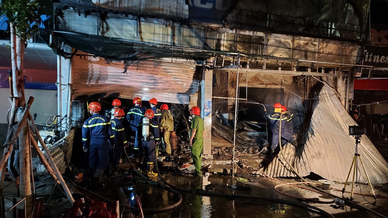 Lực lượng chức năng triển khai dập tắt đám cháy.