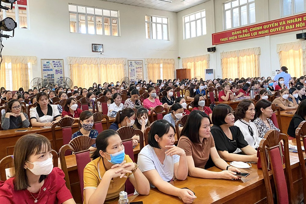 Các nữ đoàn viên công đoàn dự hội nghị tuyên truyền.