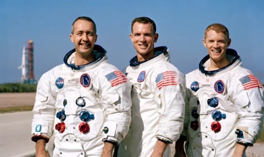 Cố phi hành gia James McDivitt (ngoài cùng bên trái) trong trang phục vũ trụ và các đồng đội. Ảnh: NASA