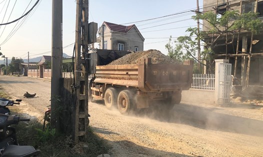 Do vướng đường điện này nên dự án đường liên huyện qua xã Hồng Lộc có khoảng 150m chưa thảm được dẫn đến bụi, người dân rất bức xúc. Ảnh: TT.