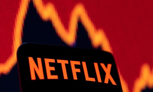 Những người đang dùng chung tài khoản Netflix với bạn bè sẽ phải nộp phí bổ sung hoặc chuyển tài khoản "ra riêng" vào đầu năm 2023. Ảnh chụp màn hình