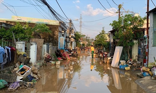 Bùn non, rác, vật dụng cuộn lại thành đống trong những nhà dân ở Đà Nẵng. Ảnh: TM-TT