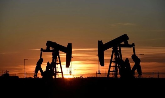 Giá dầu giảm do lo ngại nguồn cung của Mỹ tăng cùng suy thoái kinh tế. Ảnh: Reuters.