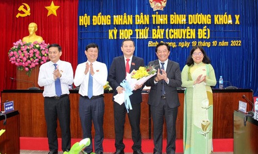 Lãnh đạo tỉnh Bình Dương tặng hoa chúc mừng ông Phạm Văn Chánh. Ảnh: UBND BD