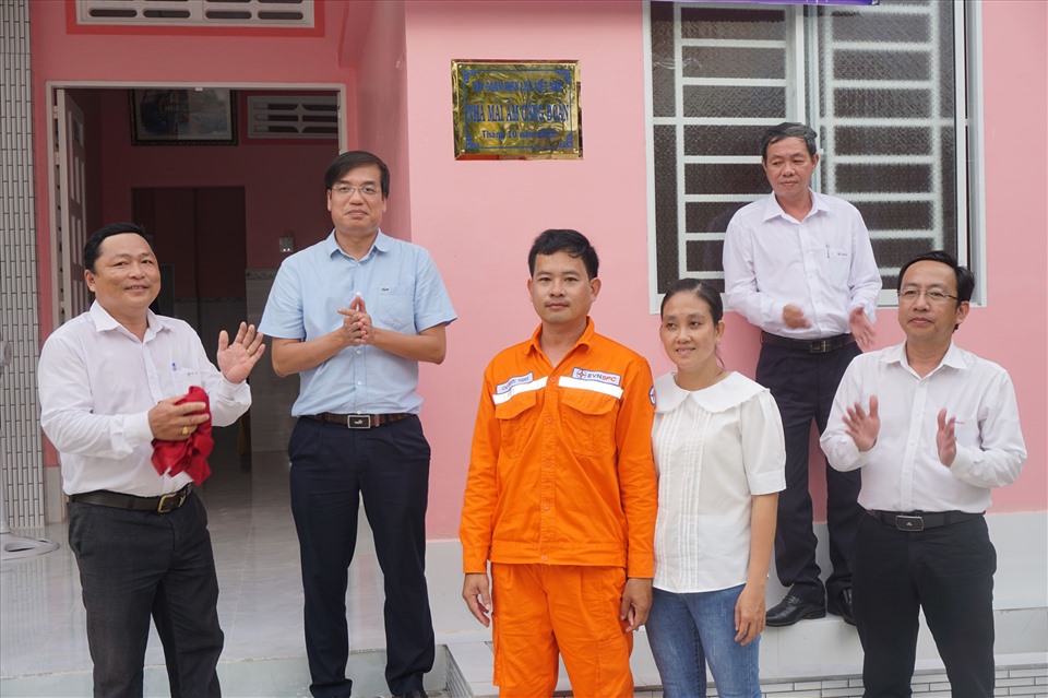 Ông Uông Quang Huy - Phó Chủ tịch Công đoàn Điện lực Việt Nam (thứ 2 từ trái sang) chúc mừng gia đình đoàn viên có Mái ấm công đoàn kiên cố. Ảnh: Huy Hoàng