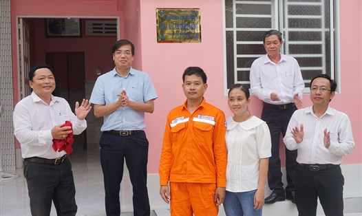 Ông Uông Quang Huy - Phó Chủ tịch Công đoàn Điện lực Việt Nam (thứ 2 từ trái sang) chúc mừng gia đình đoàn viên có Mái ấm công đoàn kiên cố. Ảnh: Huy Hoàng
