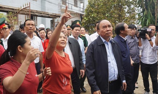 Chủ tịch nước Nguyễn Xuân Phúc thăm hỏi nhà người dân bị thiệt hại do mưa lụt. Ảnh: TT