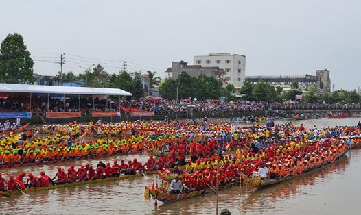 Đua ghe Ngo hoạt động văn hóa thể thao thu hút rất đông đồng bào dân tộc Khmer Nam bộ tham gia. Ảnh: Nhật Hồ