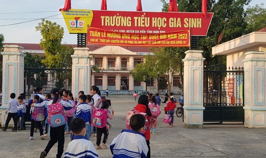 Nhiều phụ huynh có con học tại trường Tiểu học Gia Sinh (huyện Gia Viễn, Ninh Bình) rất bức xúc về những khoản thu của nhà trường. Ảnh: PV