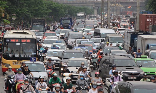 Nhiều ý kiến cho rằng Hà Nội quá nóng vội nếu thí điểm thu phí ô tô vào nội đô từ năm 2024. Ảnh: PV