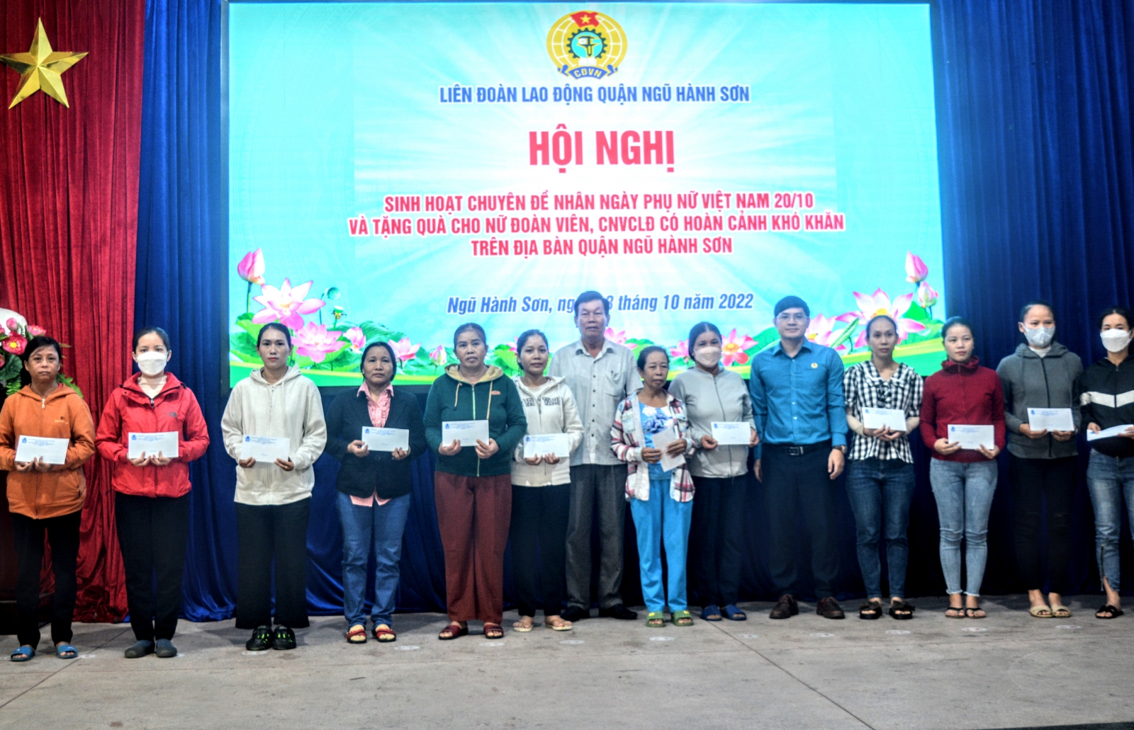LĐLĐ Ngũ Hành Sơn (Đà Nẵng) tặng quà cho đoàn viên nữ nhân ngày 20.10. Ảnh: Vân Anh