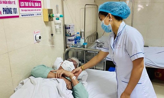 Cán bộ y tế chăm sóc cho bệnh nhân mắc sốt xuất huyết ở Hà Nội. Ảnh: Thùy Linh