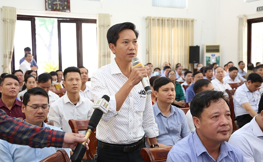 Cử tri huyện Gia Lâm phát biểu ý kiến tại buổi tiếp xúc cử tri. Ảnh: Viết Thành