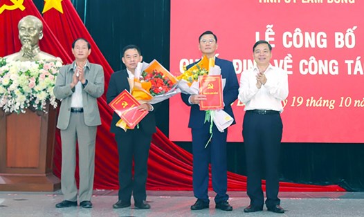 Ông Đoàn Kim Đình (thứ hai bên trái) nhận hoa trong lễ bổ nhiệm chức vụ mới. Ảnh: Khánh Phúc.