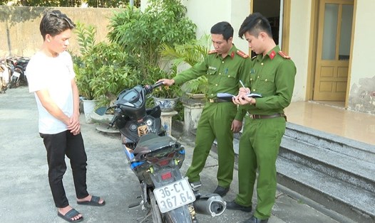Đối tượng Trần Văn Lập bị Công an huyện Yên Mô, Ninh Bình bắt giữ cùng tang vật. Ảnh: NT