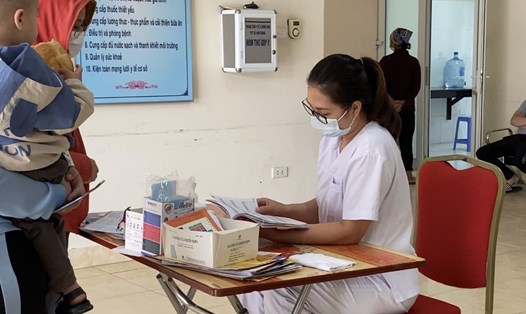 Nhân viên Trạm Y tế xã Kim Chung (Đông Anh, Hà Nội) trong thời giờ làm việc. Ảnh: Hân Hạnh