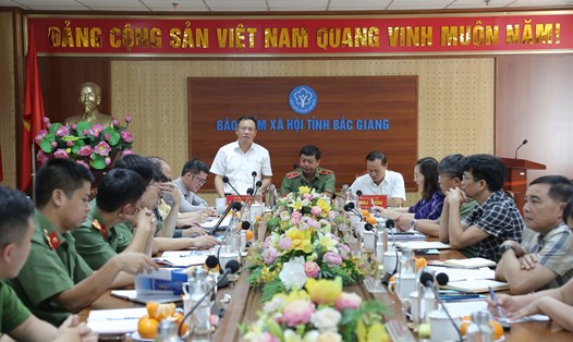 Đoàn công tác của Bộ Công an và BHXH Việt Nam kiểm tra tình hình thực hiện quy chế số 01 tại BHXH tỉnh Bắc Giang. Ảnh: B.H