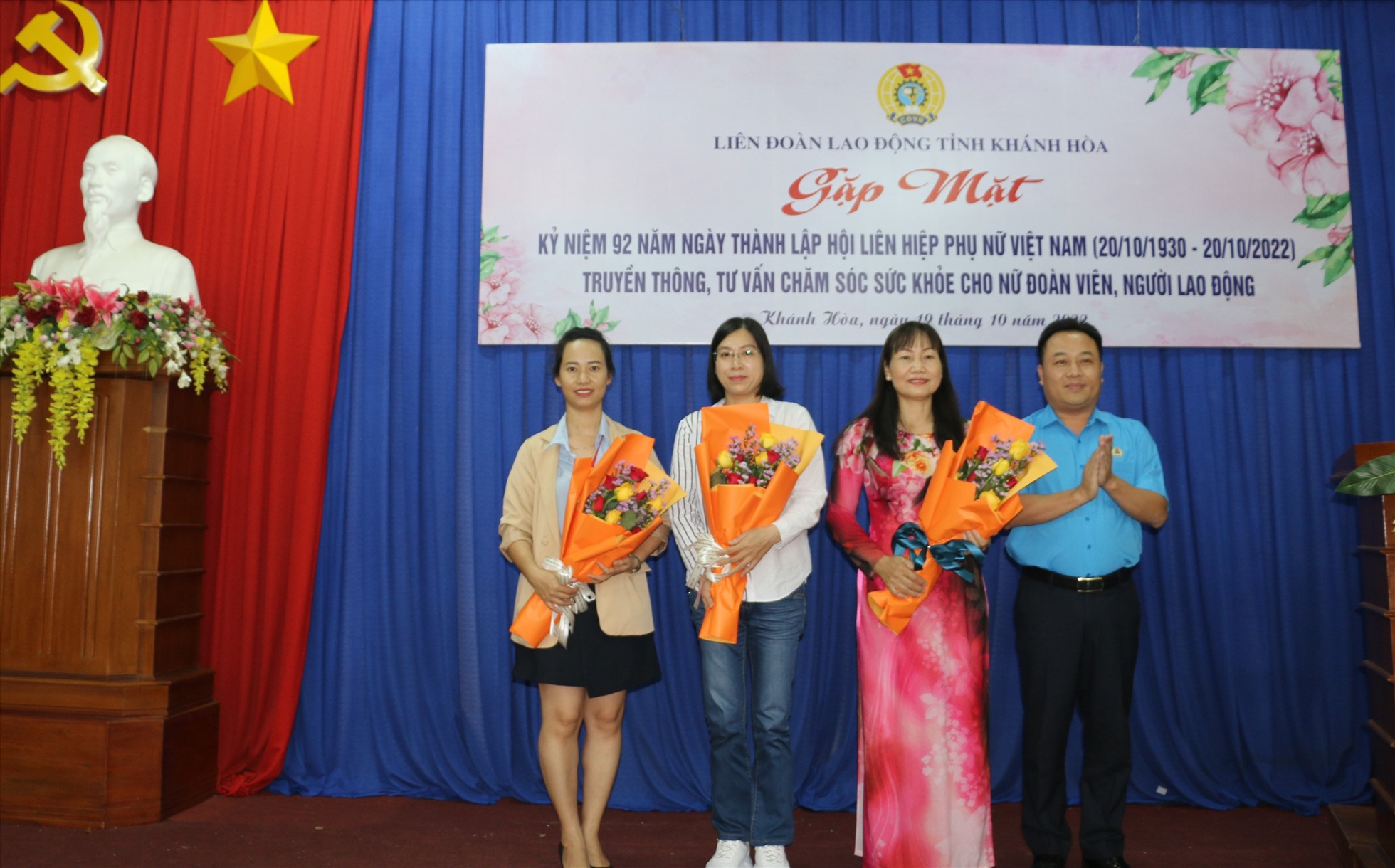 Lãnh đạo LĐLĐ Khánh Hòa tặng hoa chúc mừng chị em nhân ngày Phụ nữ Việt Nam.