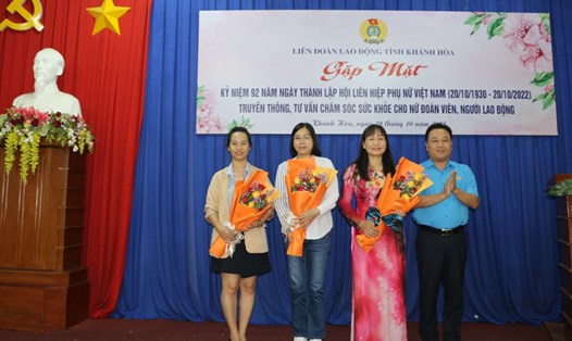 Lãnh đạo LĐLĐ Khánh Hòa tặng hoa chúc mừng chị em nhân ngày Phụ nữ Việt Nam.
