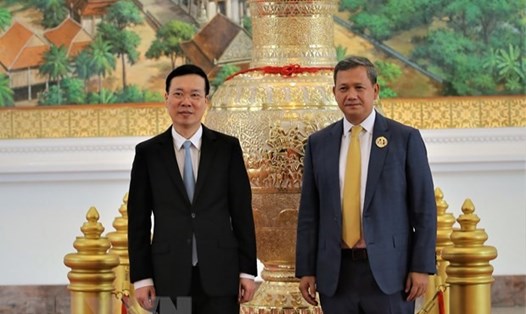 Đại tướng Hun Manet và Thường trực Ban Bí thư Võ Văn Thưởng chụp ảnh lưu niệm sau cuộc gặp. Ảnh: TTXVN