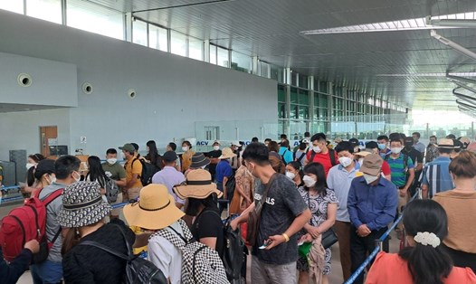 Hành khách ở Cảng Hàng không Quốc tế Phú Quốc. Ảnh: PQ