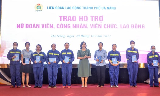 Bà Đinh Thị Thanh Hà, Phó Chủ tịch LĐLĐ thành phố Đà Nẵng trao quà đến nữ đoàn viên Công đoàn có hoàn cảnh khó khăn nhân dịp 20.10. Ảnh: H.V.M