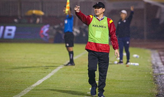 Huấn luyện viên Vũ Tiến Thành thất vọng sau trận thua 0-6 trước Hà Nội FC. Ảnh: Thanh Vũ