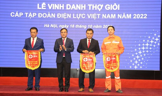 Tổng giám đốc EVNCPC Ngô Tấn Cư (ngoài cùng bên trái) nhận Cờ các đơn vị đạt giải Nhất Hội thi thợ giỏi năm 2022. Ảnh: Ngọc Thạch