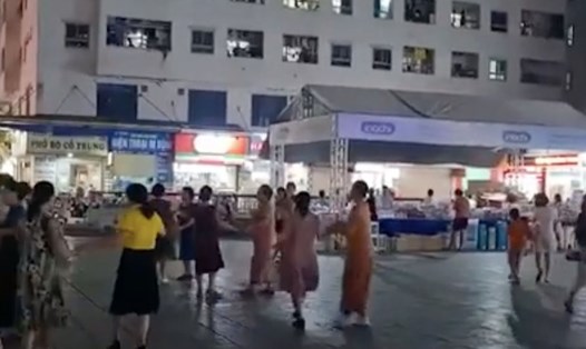 Hình ảnh nhóm người cao tuổi nhảy đầm trong tiếng nhạc đám ma tại sân chung cư HH Linh Đàm. Ảnh: Người dân cung cấp