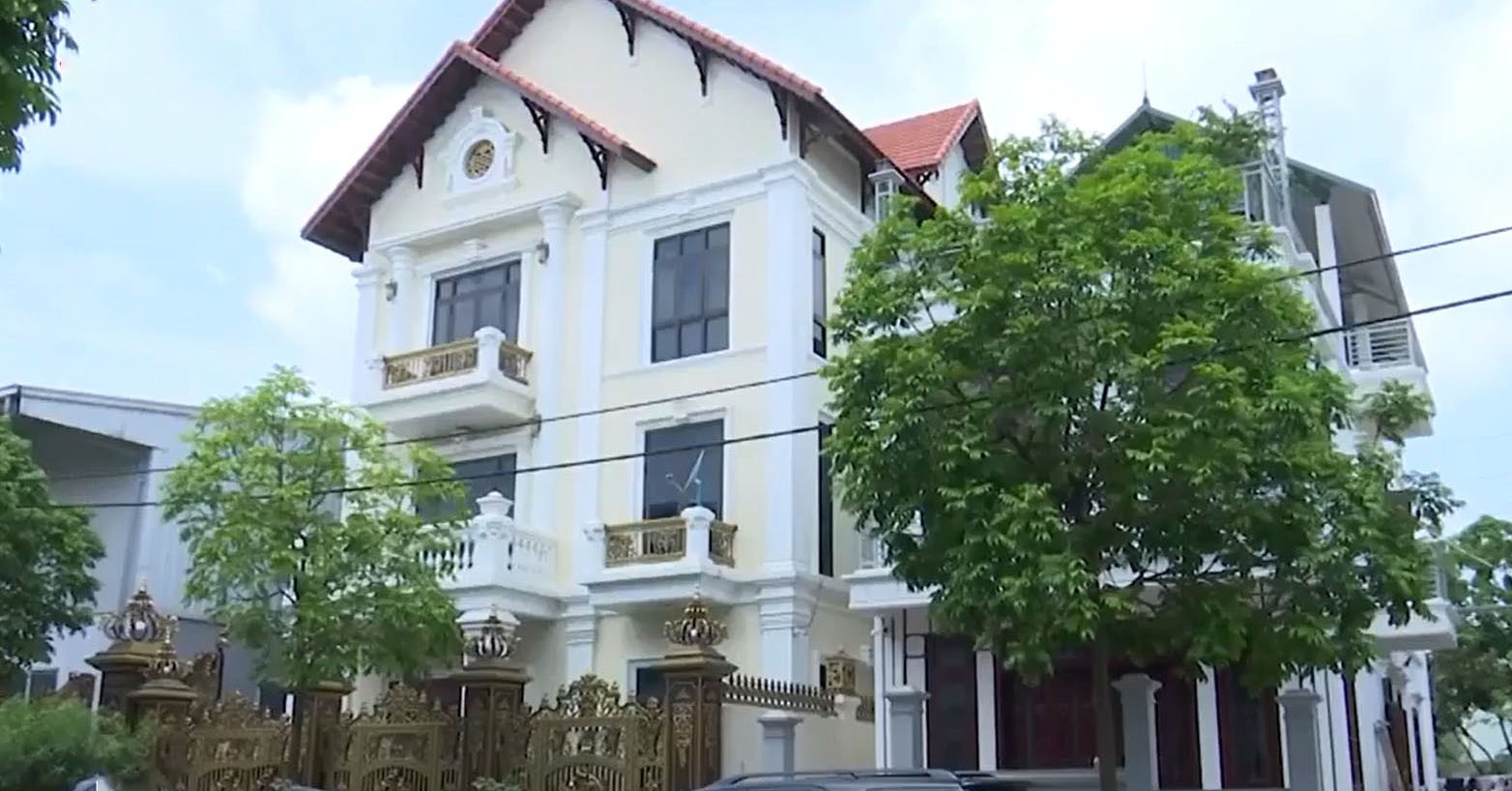 Một công trình có kiến trúc, trang trí tương tự biệt phủ ở cụm công nghiệp làng nghề Dương Liễu, Hoài Đức, Hà Nội. Ảnh: TT