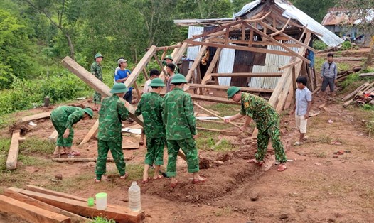 Cán bộ, chiến sĩ Đồn Biên phòng Thanh dựng lại ngôi nhà cho anh Hồ Văn Chăn. Ảnh: HT.
