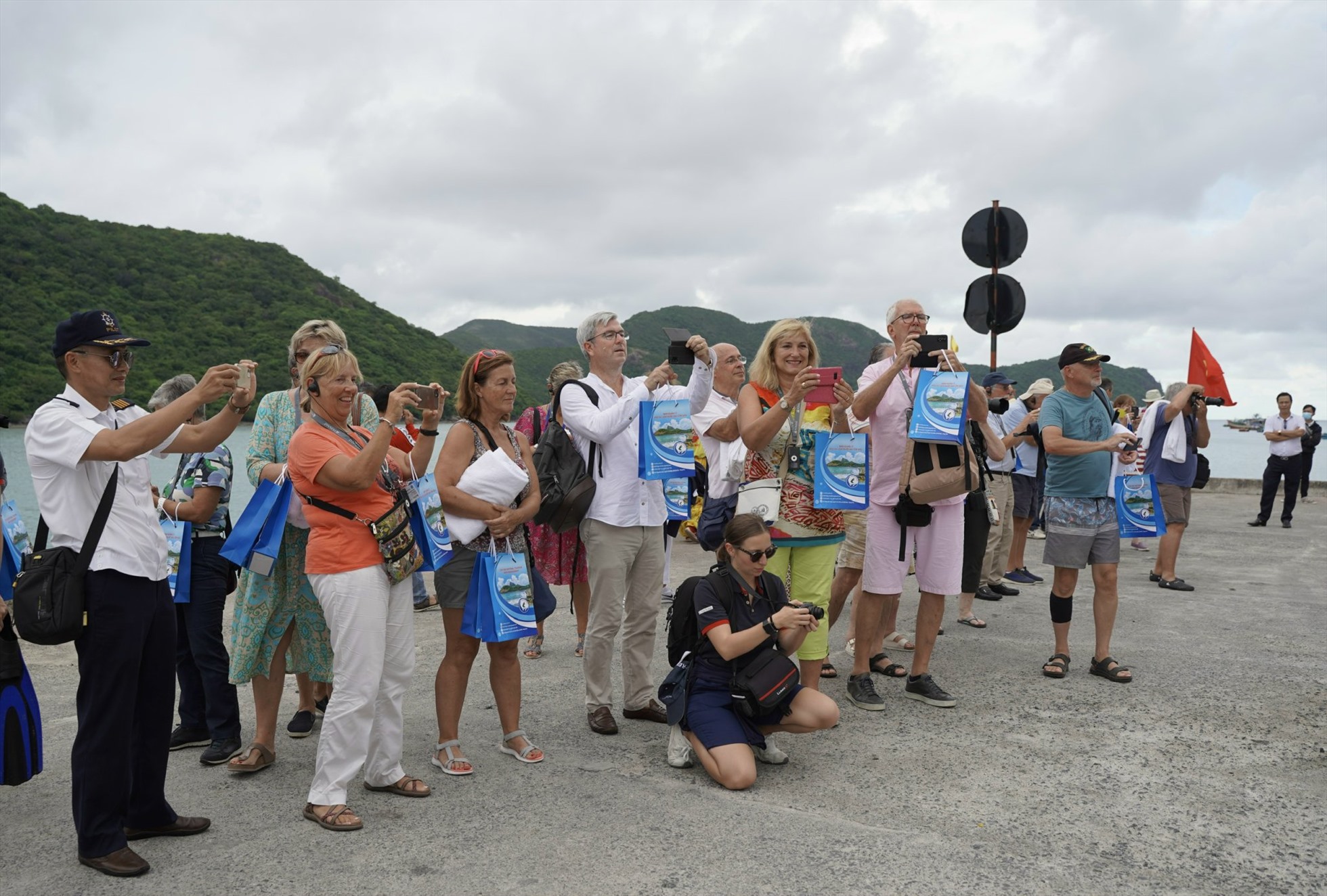 Khách du lịch quốc tế hào hứng với sự tiếp đón của huyện Côn Đảo. Ảnh: M.C