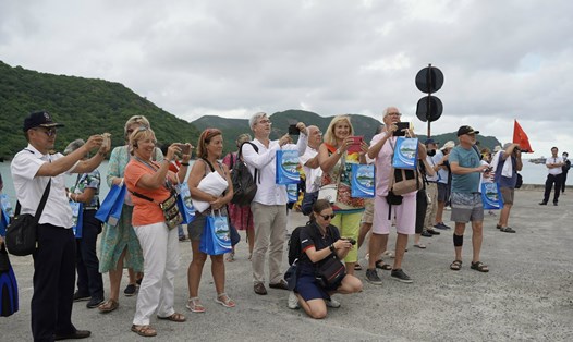 Khách du lịch quốc tế hào hứng với sự tiếp đón của huyện Côn Đảo. Ảnh: M.C