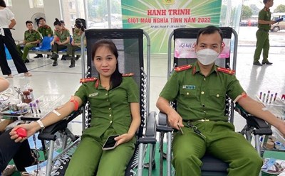 Cán bộ, chiến sĩ Công an Hà Nội tham gia chương trình hiến máu tình nguyện. Ảnh: CAHN