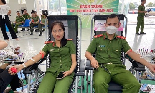 Cán bộ, chiến sĩ Công an Hà Nội tham gia chương trình hiến máu tình nguyện. Ảnh: CAHN