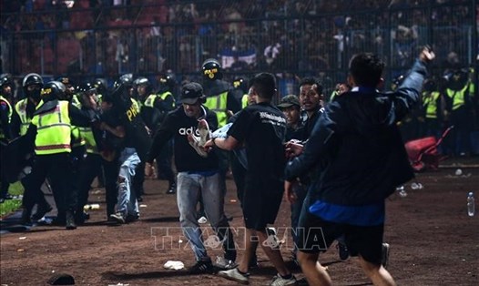 Bạo loạn trong một trận đấu tại giải vô địch quốc gia Indonesia khiến hơn 125 người thiệt mạng. Ảnh: AFP/TTXVN