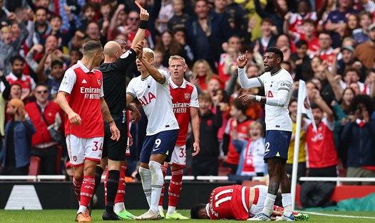 Chiếc thẻ đỏ của Emerson đã làm hỏng mọi kế hoạch của Tottenham. Ảnh: AFP