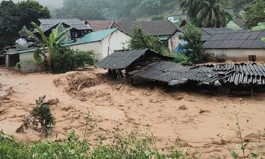 Cơn lũ kinh hoàng đang tàn phá thị trấn Mường Xén, huyện biên giới Kỳ Sơn (Nghệ An). Ảnh: Đào Thọ