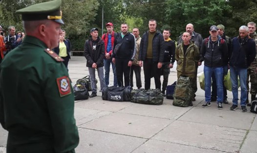 Một quân nhân Nga nói chuyện với lính dự bị trong đợt huy động 300.000 quân, ngày 28.9.2022. Ảnh: Reuters